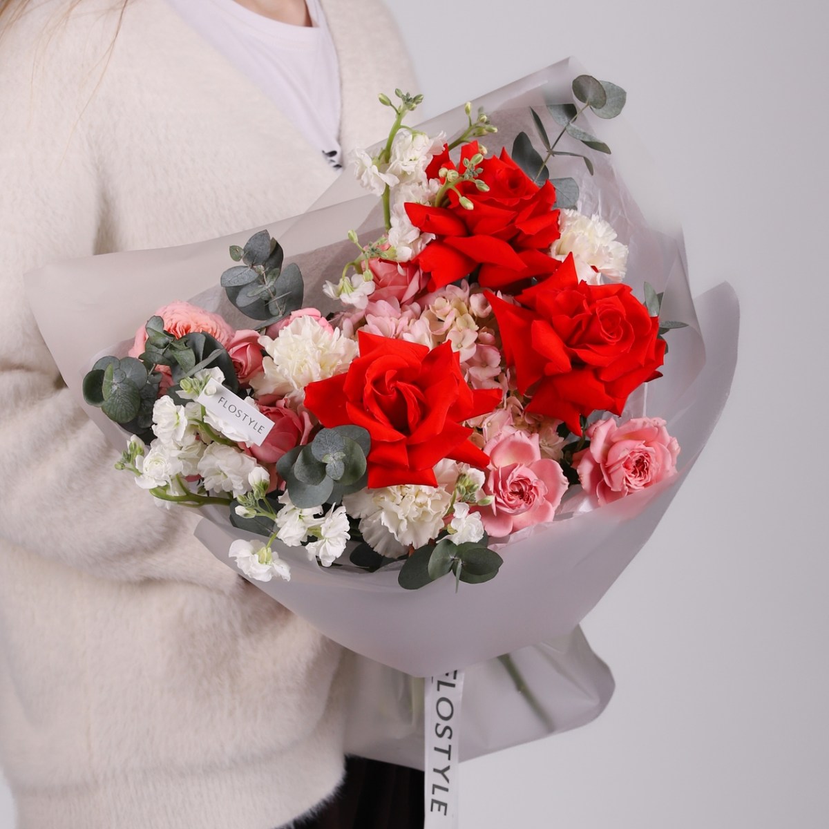 avtorskij buket s gortenziej i yarkoj rozoj 4